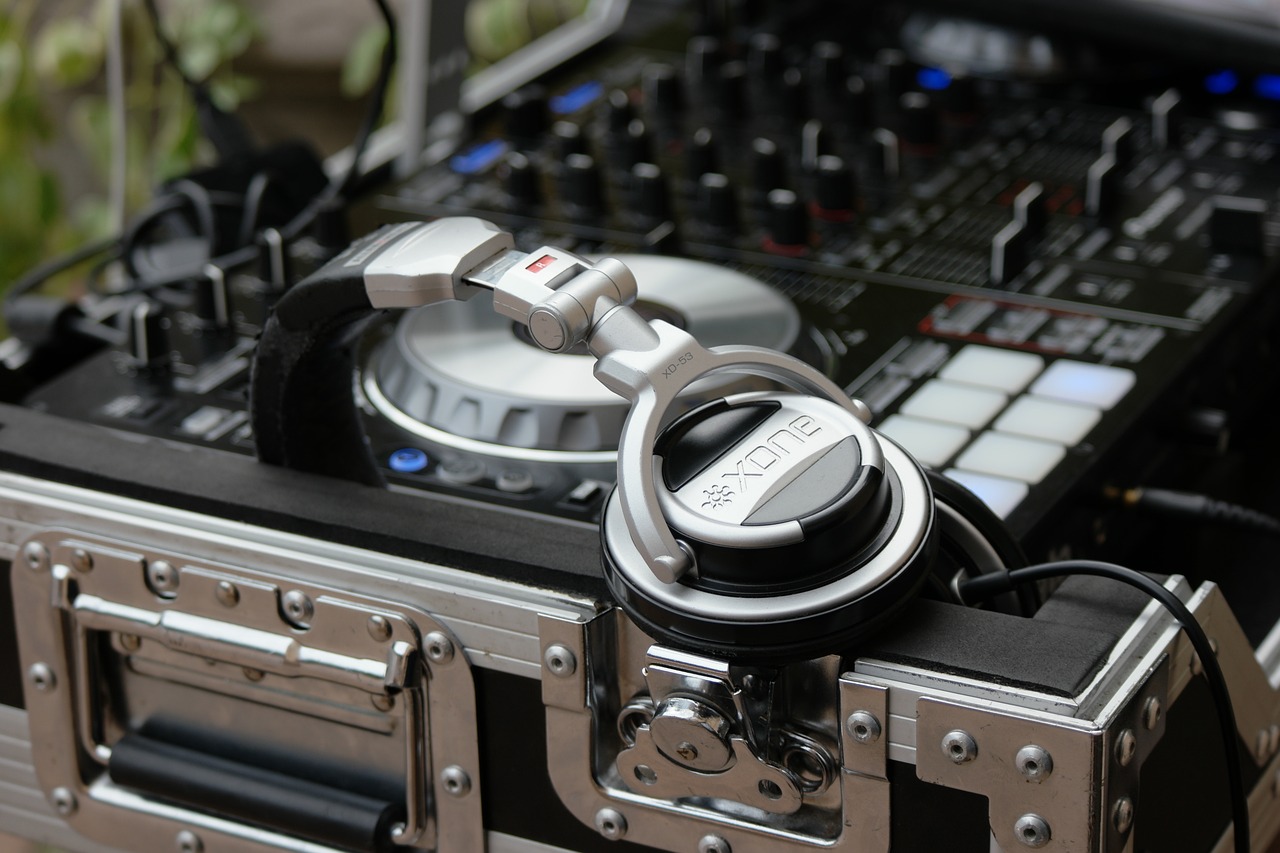 9 erros caros que as pessoas cometem ao contratar um DJ para casamentos